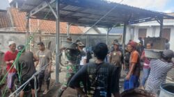 Babinsa Beleka dan Warga Bangun Masjid Penuh Semangat
