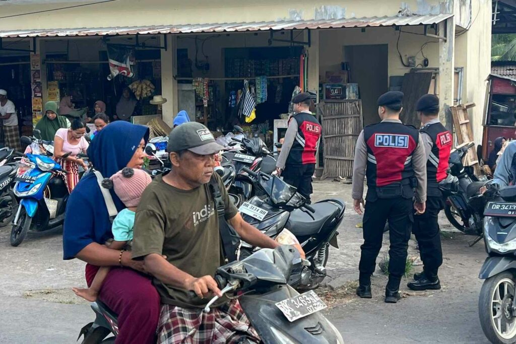Polres Lombok Barat Gelar Patroli Dialogis di Pasar Banyu Urip Cegah Radikalisme