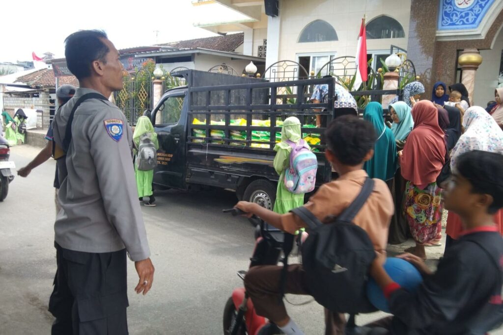 Polsek Batulayar Salurkan 2 Ton Beras Murah, Warga Antusias Sambut
