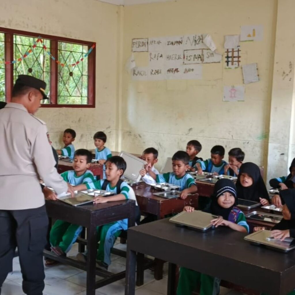 Program MBG Dimulai di Kecamatan Batulayar: 306 Siswa Terima Manfaat
