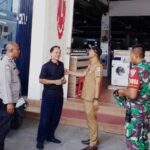 TNI dan Aparat Kelurahan Cakra Selatan Ajak Warga Kibarkan Merah Putih