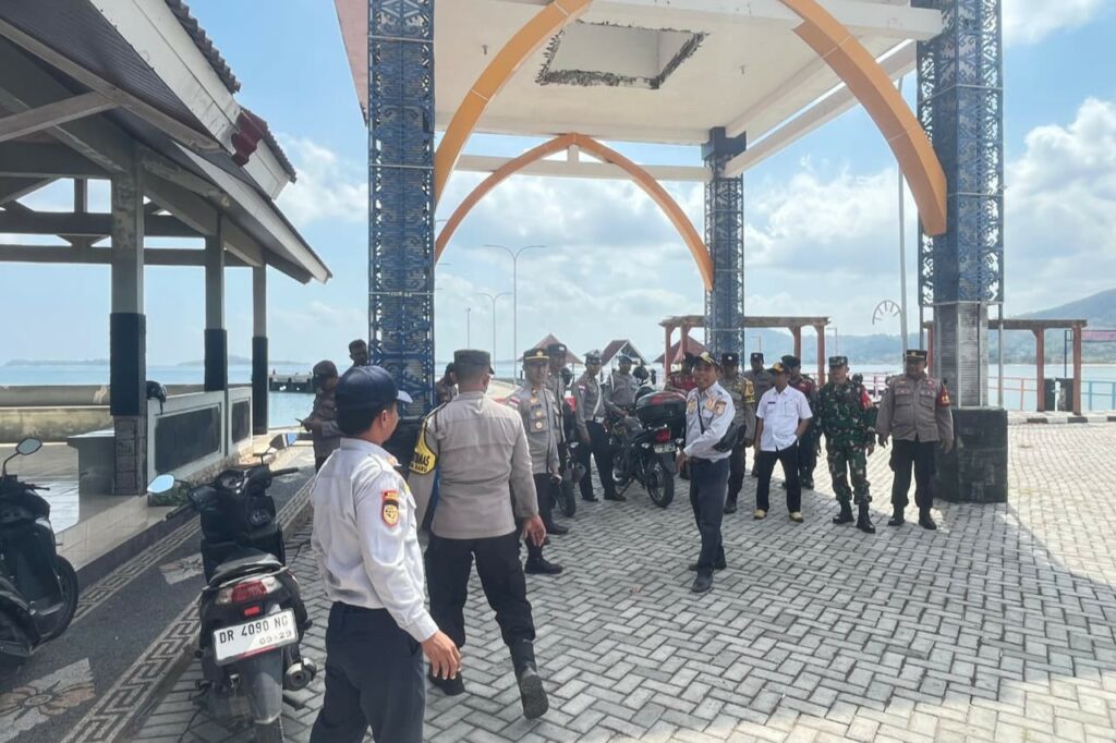 Patroli Gabungan Forkopincam Sekotong Wujudkan Sinergi Jaga Kamtibmas