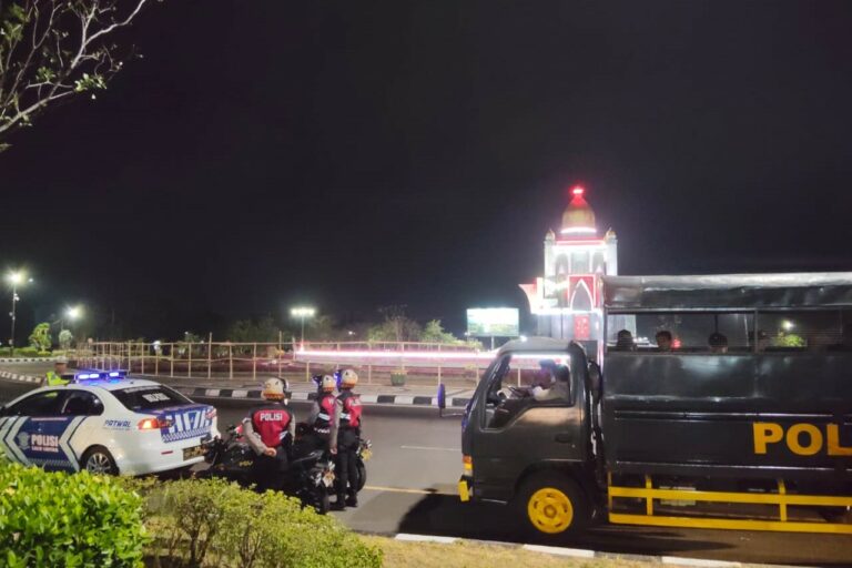 Sinergi TNI-Polri dan Pemerintah Lombok Barat Gelar Patroli Skala Besar Guna Ciptakan Keamanan K ( (3)