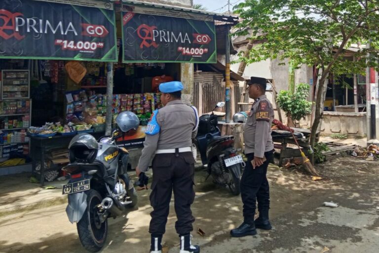 Patroli Rutin Polsek Sekotong Hadirkan Rasa Aman di Pertokoan Desa Sekotong Tengah