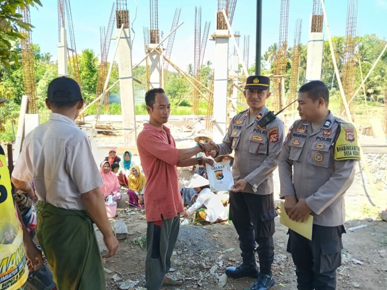 Aksi Nyata Polri: Polsek Sekotong Salurkan Bantuan Sosial di Desa Kedaro Lombok Barat