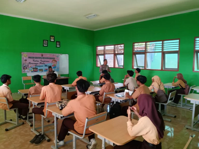 Dekatkan Diri ke Generasi Muda, Polsek Sekotong Turun ke Sekolah