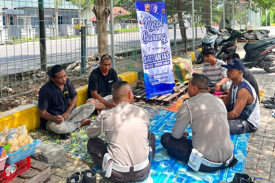 Program “Polantas Menyapa” Bangun Kesadaran Baru di Kalangan Sopir Lobar