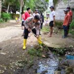 Aksi Polisi, Mahasiswa KKN, dan Warga Sekotong Jaga Lingkungan