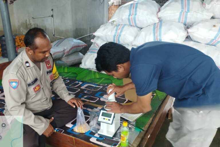 Polri Dampingi Bulog Cek Mutu 3 Ton Jagung Petani di Gerung Lombok Barat