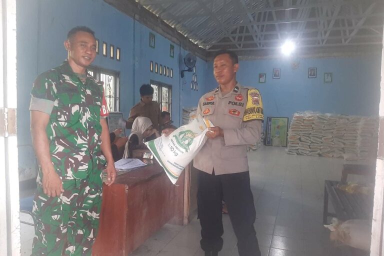 Sukses! 817 Warga Lombok Barat Terima Bantuan Pangan Dikawal Polisi