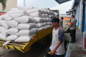 Bhabinkamtibmas Labuapi Amankan Penyerapan Jagung 1 Ton