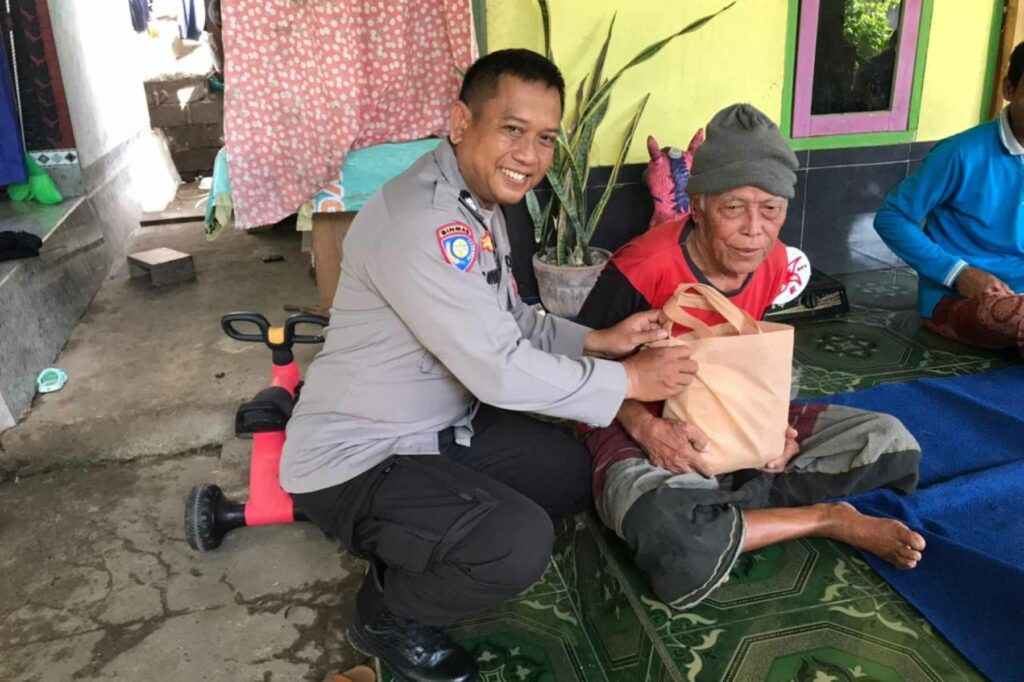 Sat Binmas Polres Lobar Bagikan Paket Nutrisi di Lembar