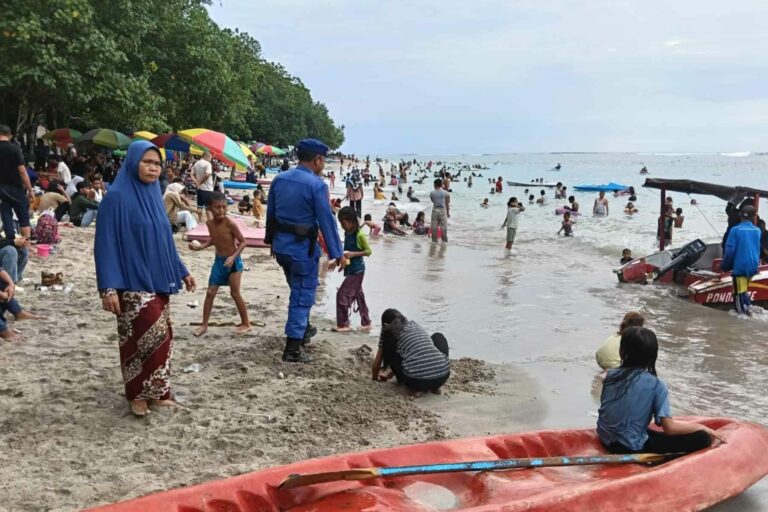 Pengamanan Ketat Pantai Batu Layar Pasca Tahun Baru