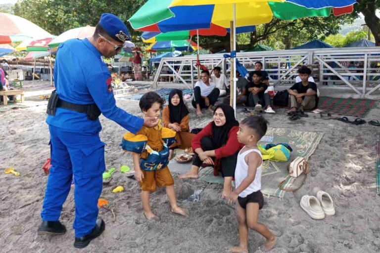 Pantai Senggigi Dijaga Ketat, Polisi Imbau Keselamatan Wisatawan