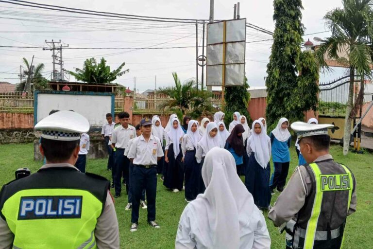 Sat Lantas Polres Lobar Latih PKS SMPN 1 Labuapi